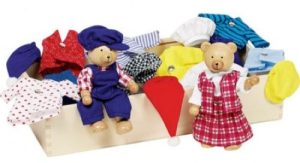 FAMILIA DE OSOS Y CAJA CON ROPA BENNA &BENNOH